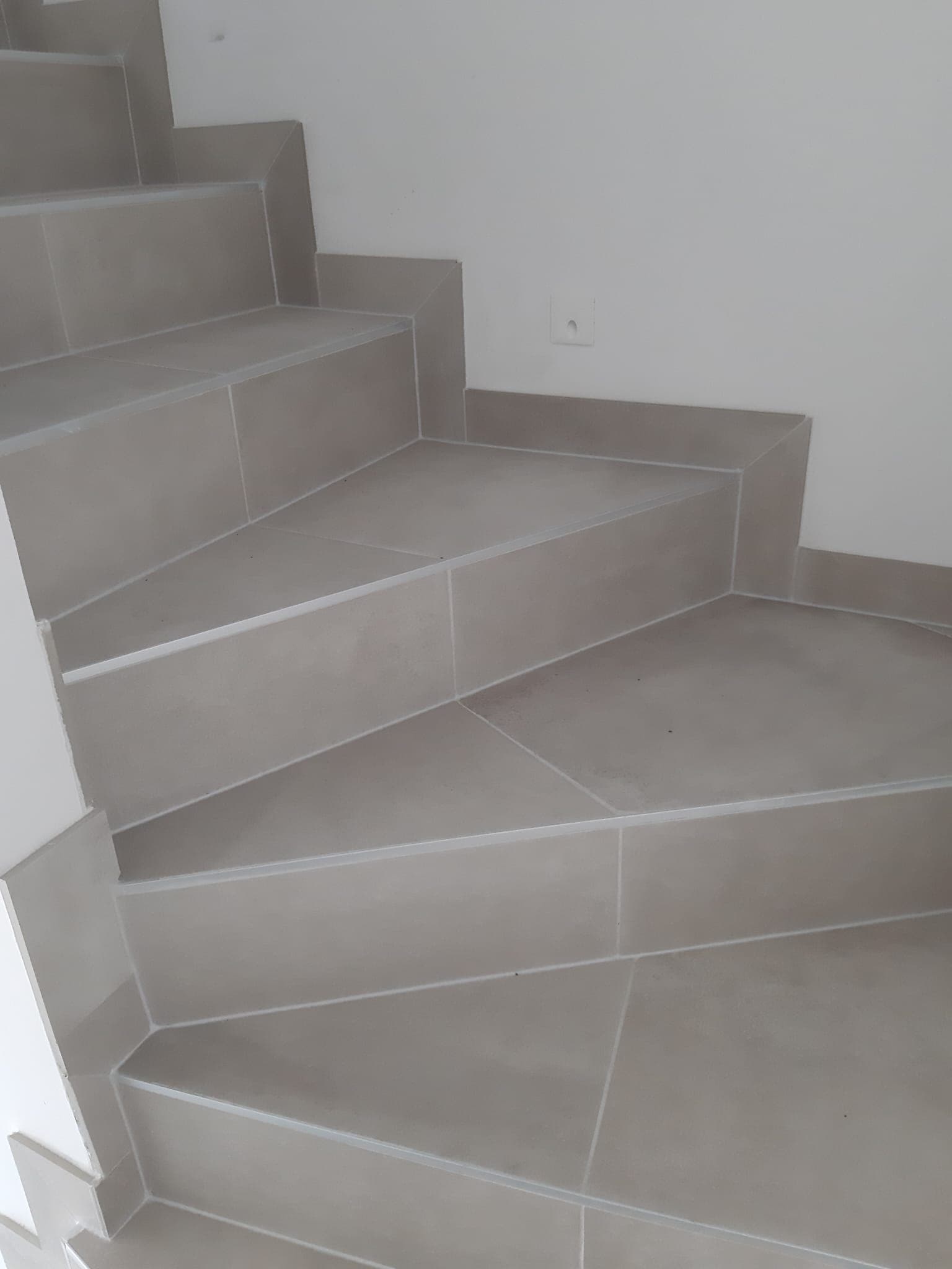 Artisan carreleur à Illzach : Pourquoi la proximité est un gage de qualité